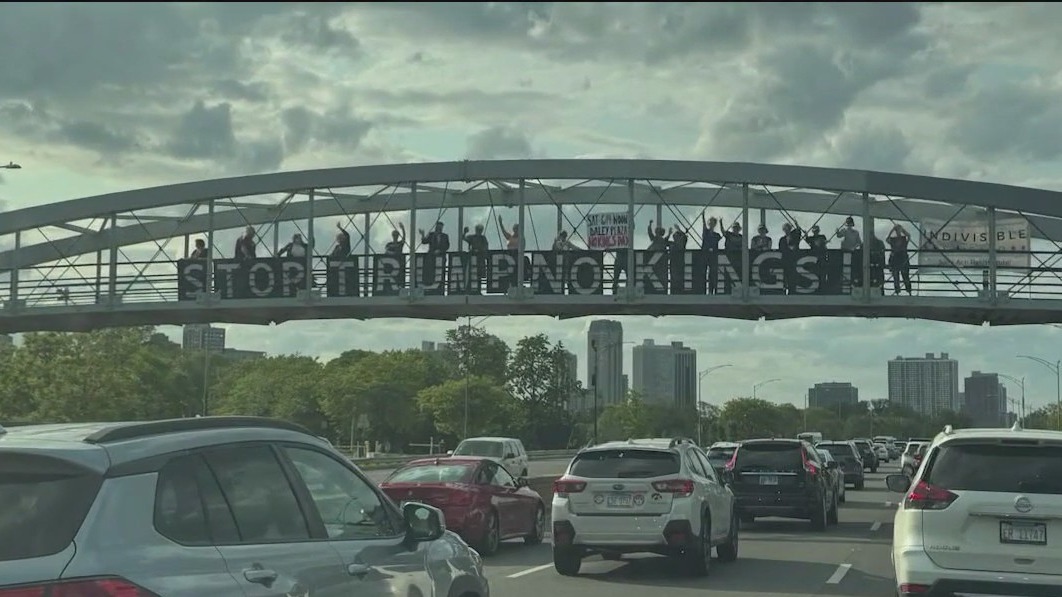 Protesters rally in Chicago against ICE raids, call out alleged CPD involvement