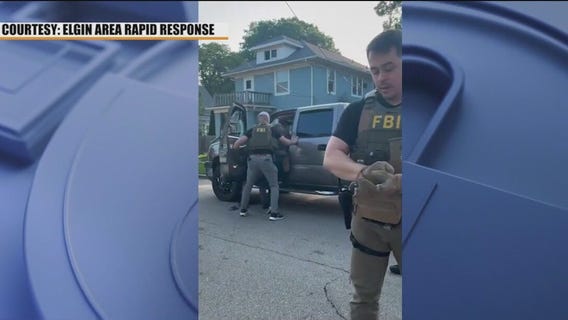 Federal agents detain man in Elgin, video shows