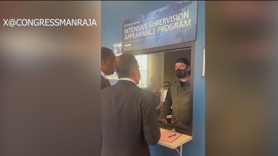 ICE agent blocks Illinois lawmakers from entering South Loop facility