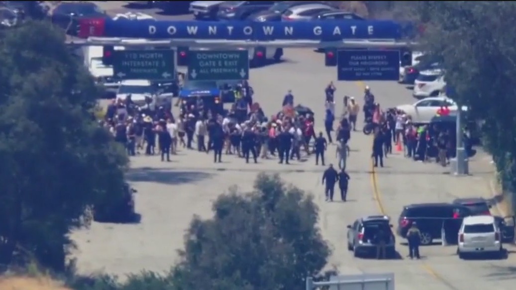 Chicago faith leaders hold prayer vigil outside ICE office as federal agents reported at Dodgers Stadium in LA