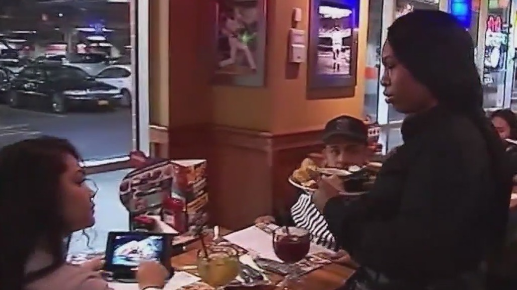 Chicago tipped workers to be paid more under controversial ordinance