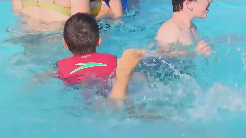 Suburban Chicago pools fill with families looking to beat the heat