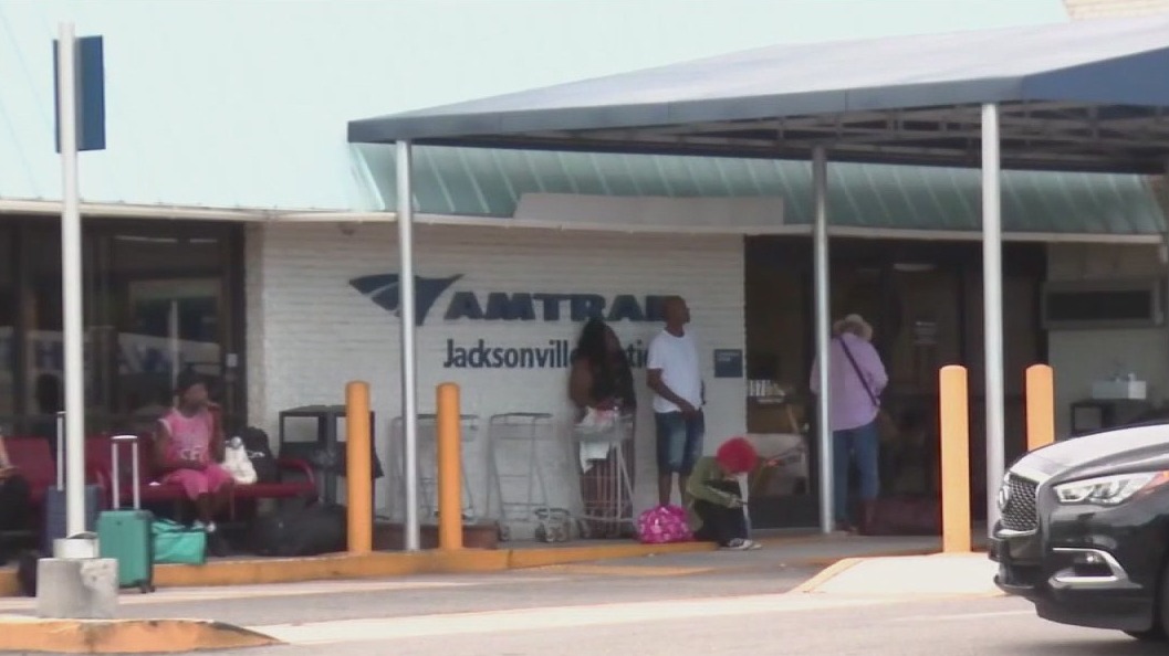 Passengers hospitalized after Amtrak train loses power