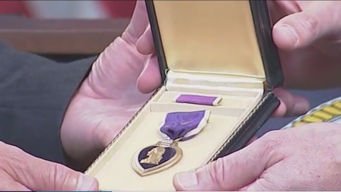 Illinois Treasurer returns lost Purple Heart