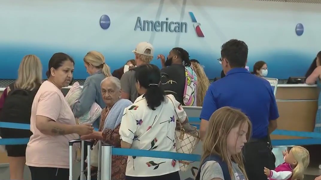 Lines build up at O'Hare Airport as Fourth of July travel gets underway