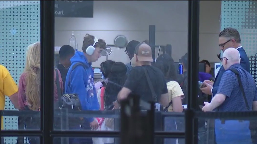 End of shoes-off policy at U.S. airports delights Chicago travelers