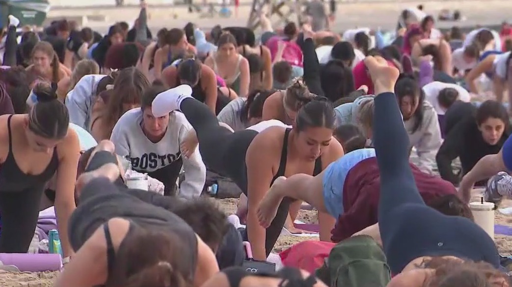 Rise Pilates Club draws hundreds to Chicago's Oak Street Beach