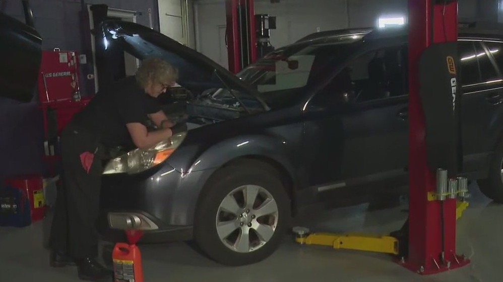 Mechanista auto shop encourages young women to dive into the world of car repairs