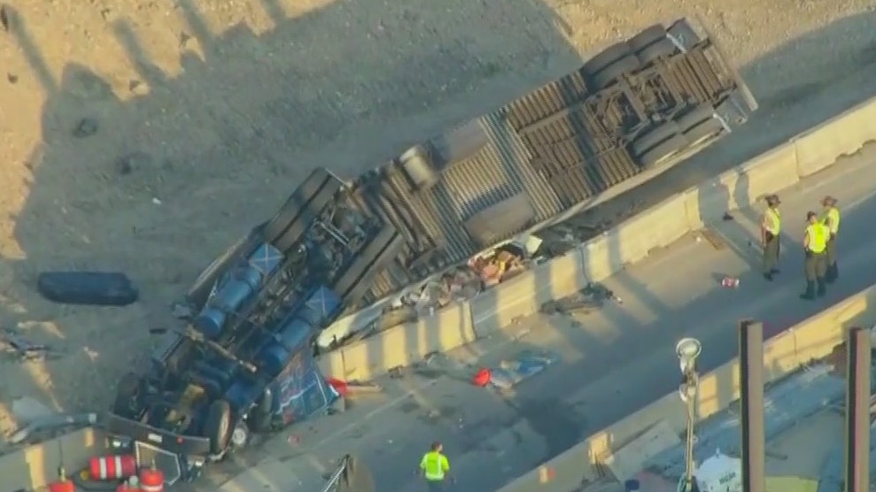 Driver dies in rollover crash on I-294 exit ramp to I-290 | FOX 32 Chicago