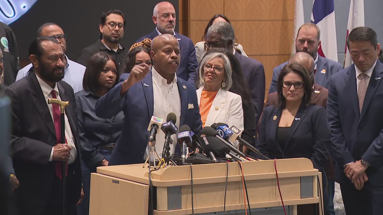 Texas Democrats in Illinois hold press conference after fleeing state