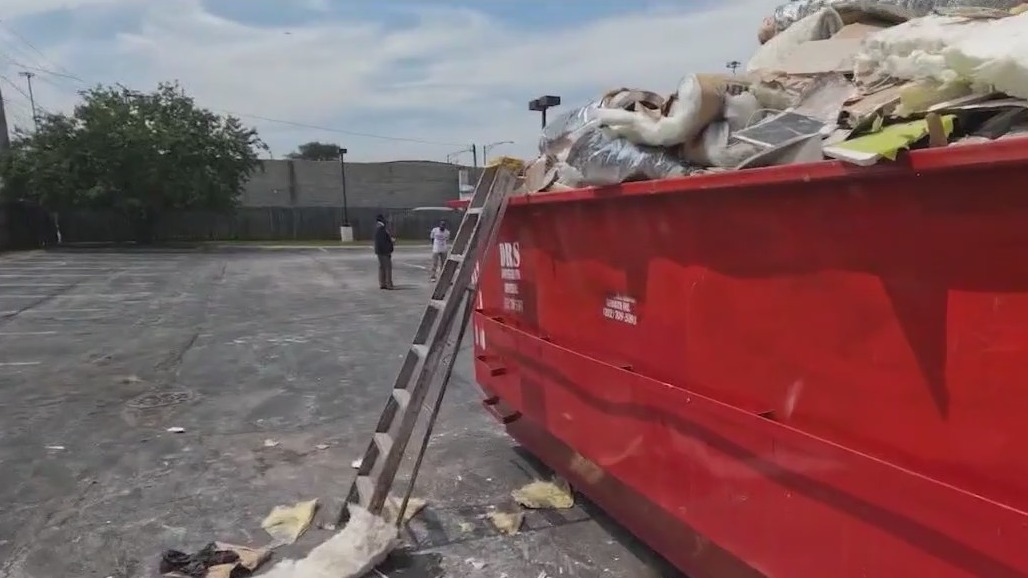 Chicago mayor, deputy mayor respond to illegal scrapyard on South Side