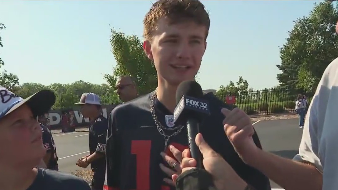 Bears fans swarm Halas Hall in Lake Forest for training camp