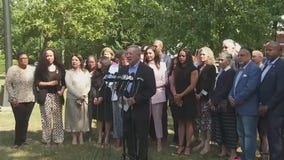 Texas Democrats remain in Illinois amid redistricting fight