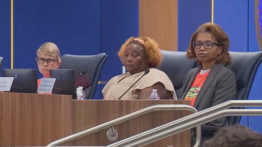 Chicago Public Schools CEO presents budget amid tensions over $700M deficit