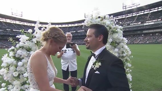 Chicago White Sox fans say 'Yes' in a 60-second wedding on the field