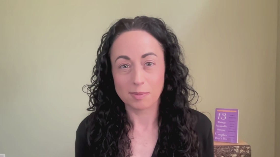 Love Island star catches boyfriend?s texts ? but was snooping the real crime? Expert weighs in