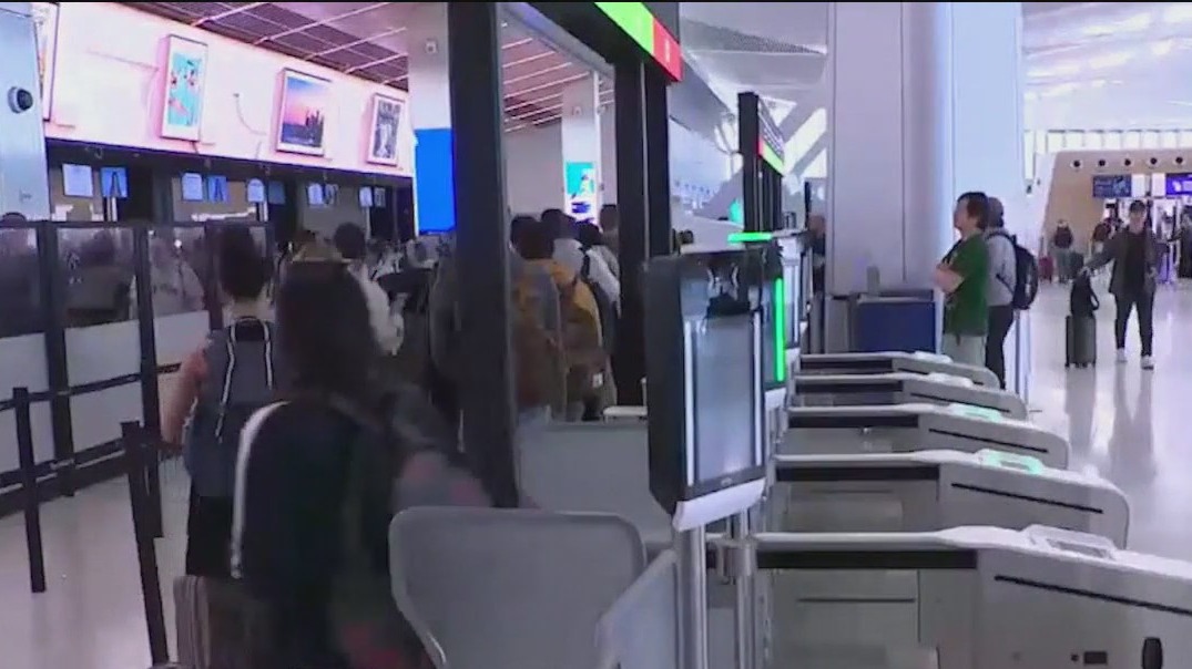 Labor Day Weekend travelers face airport crowds from Atlanta to Chicago