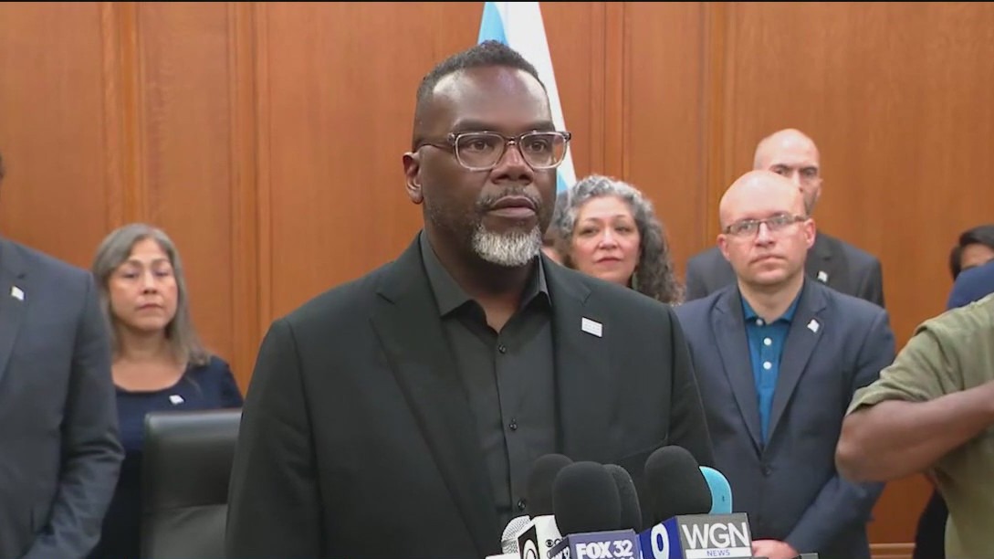 Chicago Mayor Brandon Johnson signs citizen protection order