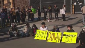 ICE protesters appear to block agents from suburban Chicago processing center