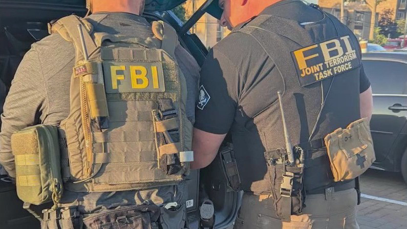 Suburban Chicago man arrested for alleged threats against ICE agents, political figures