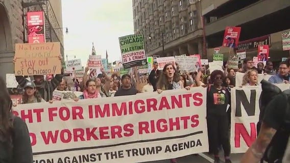 Thousands flock to downtown Chicago to protest federal intervention