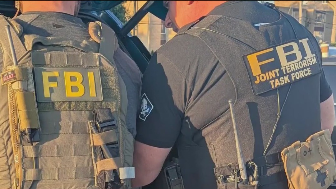 FBI arrests suburban man for threatening feds