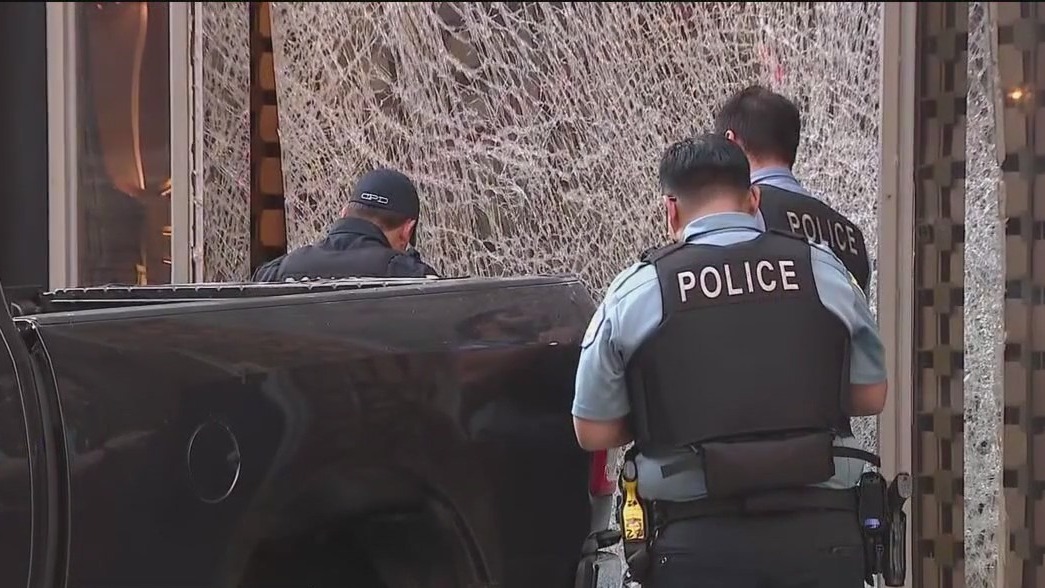 Chicago crash-and-grab, two-car collision connected: source