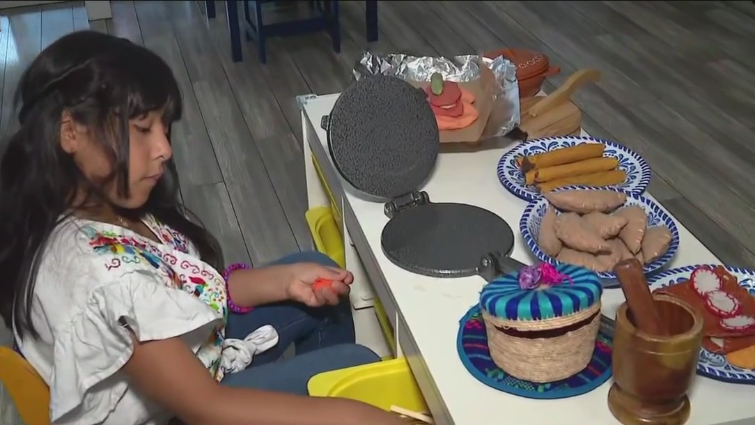 New Logan Square play caf? teaches kids about Latino culture through fun and play