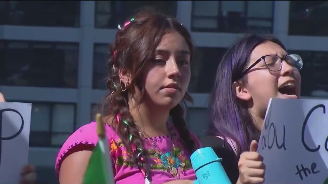 New immigration enforcement in Chicago, protesters show out