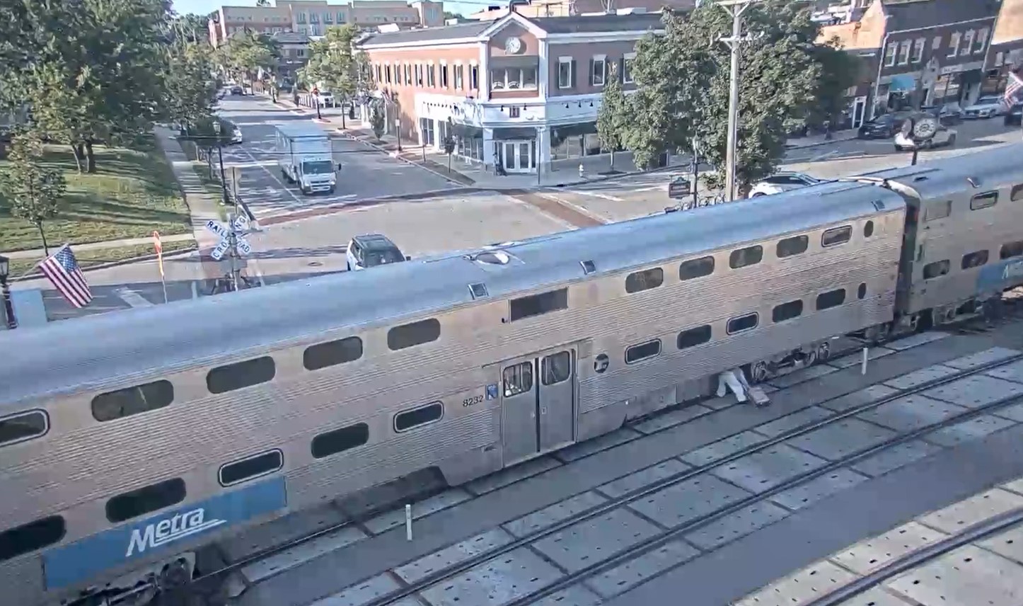 Chicago-area commuter crawls under stopped Metra train, video shows