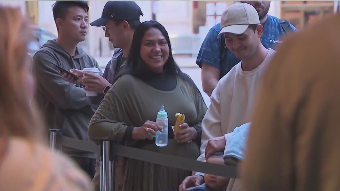Apple fans line up outside downtown Chicago store for new products