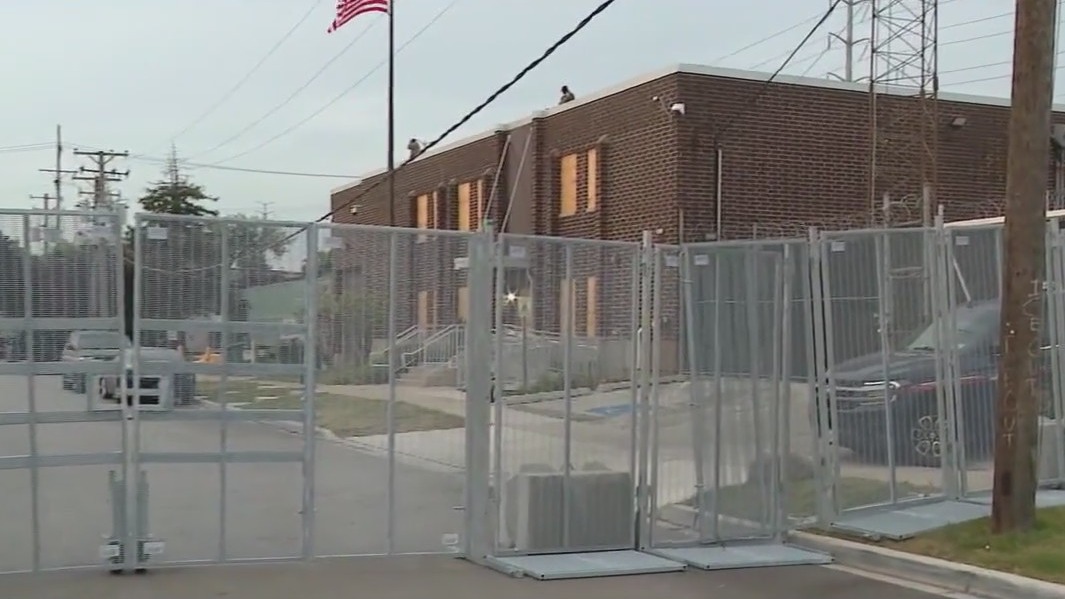 Fencing put up around suburban Chicago ICE processing center