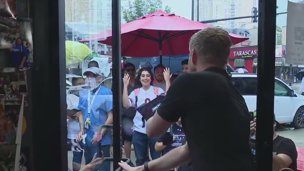 Bears fans eating for free at Wiener Circle after big win | ChicagoNOW
