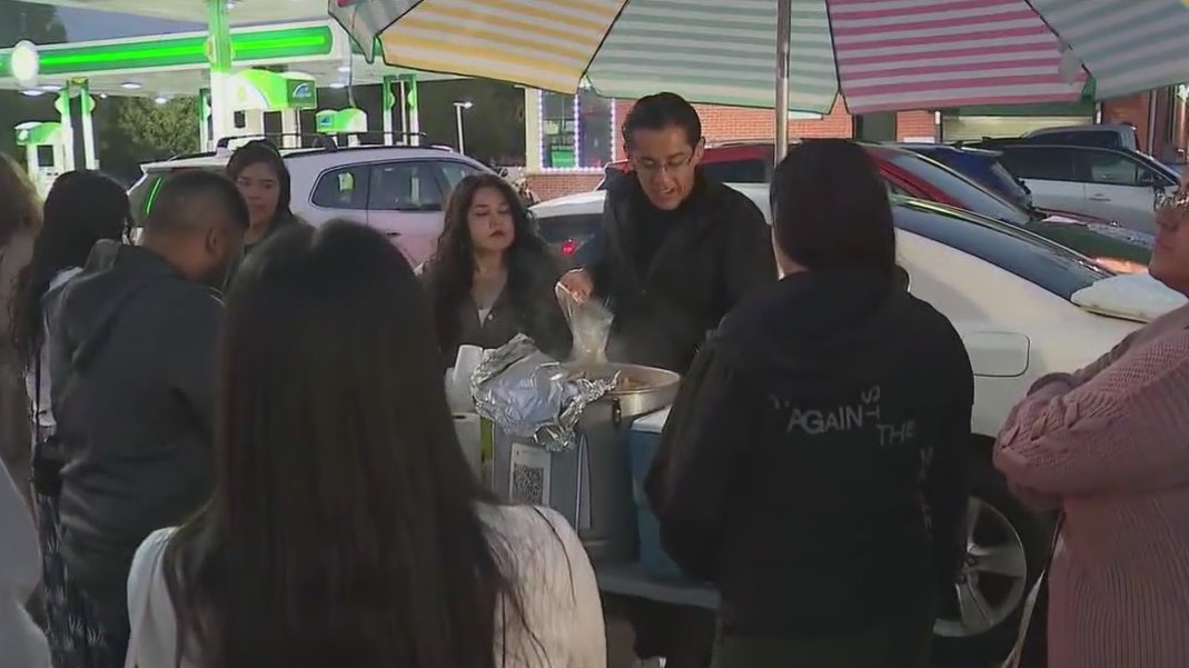 Community rallies around Chicago tamale vendor detained by ICE