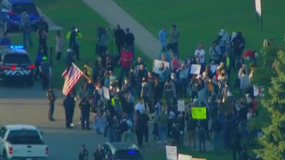Protesters flock to Broadview ICE facility for 4th straight Friday