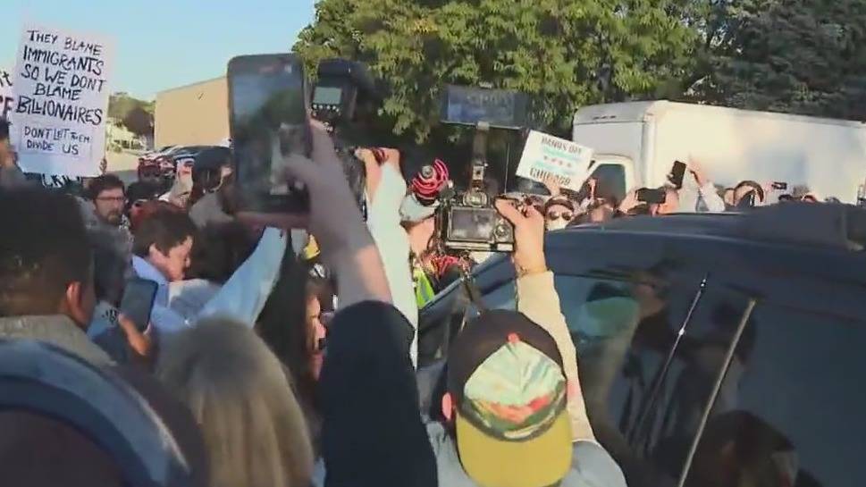 Protesters rally outside Broadview ICE facility for 4th straight week