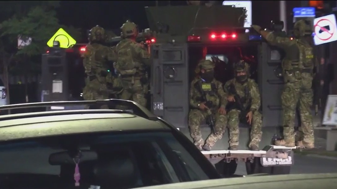 Dozens of federal agents swarm Chicago's South Side for immigration raid