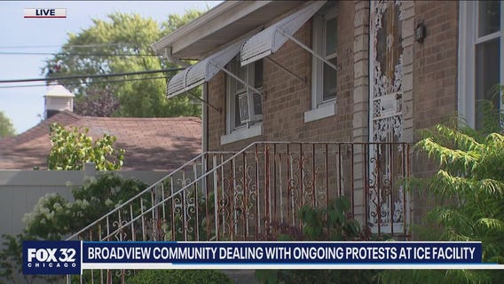 Broadview community dealing with ongoing protests a ICE facility | The Chicago Report