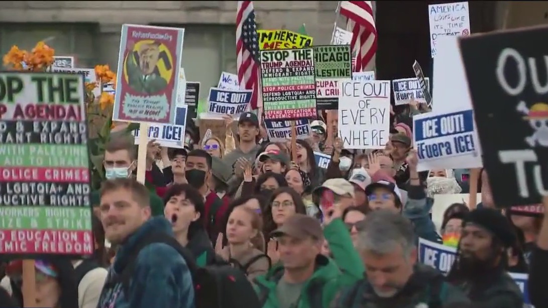 Protesters march in downtown Chicago, call out Trump & ICE