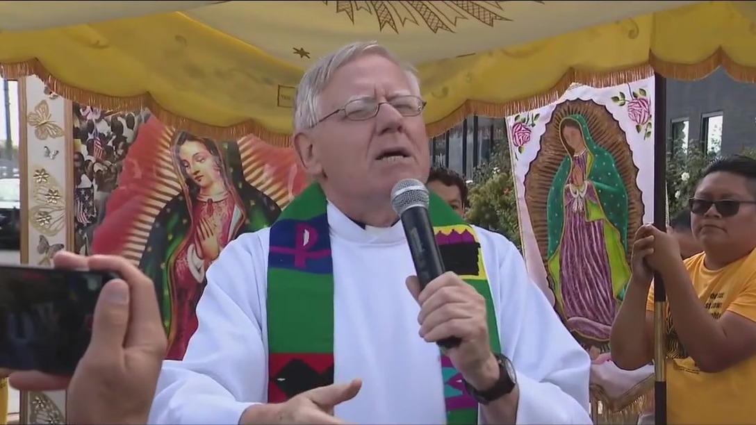 Catholic group attempts to offer Communion to ICE detainees