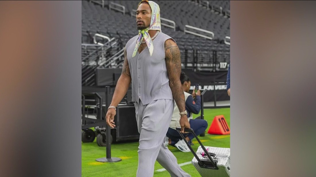 Bears' Jonathan Owens turns heads with bold pre-game outfit