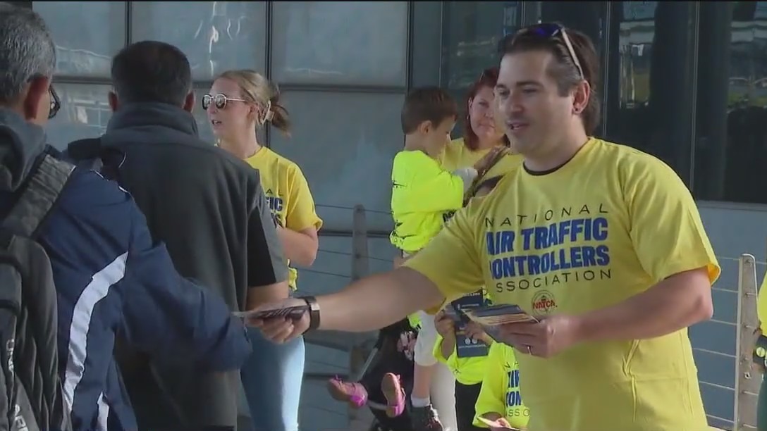 Government shutdown cuts air traffic controllers' pay