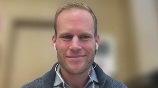 Kid-friendly ?No Kings? rally in Oz Park led by Chicago alderman, Moms for Democracy