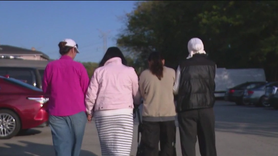 Rideshare drivers rally to support families after Chicago-area ICE detentions