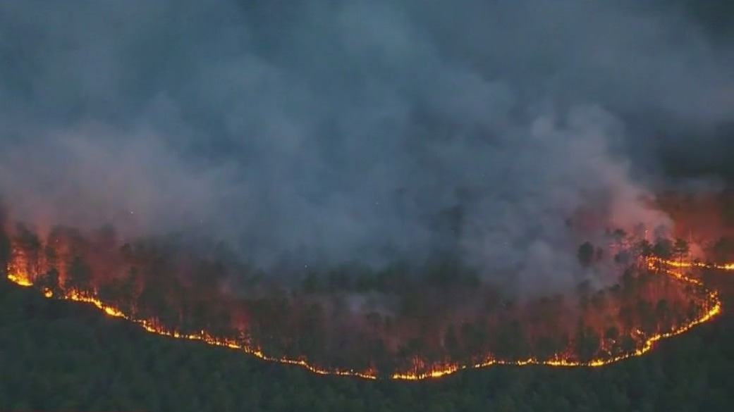 Thousands evacuated as NJ wildfire spreads