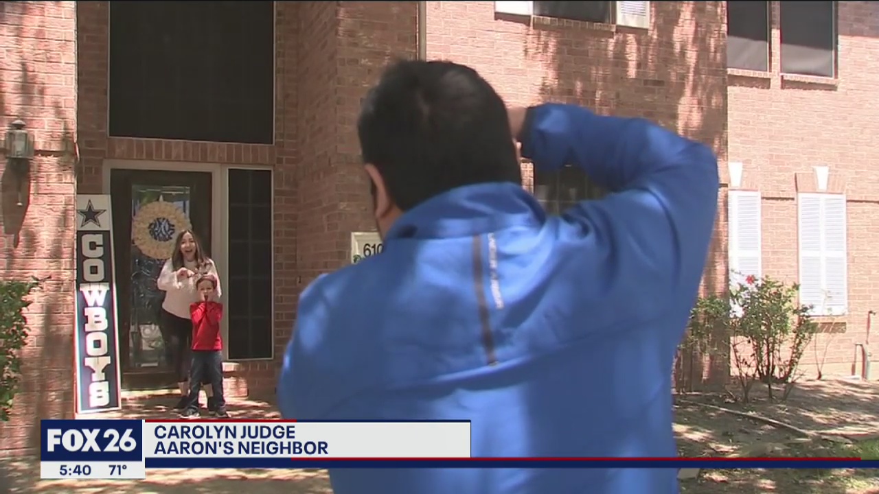 Sugar Land photographer offers families free senior pictures