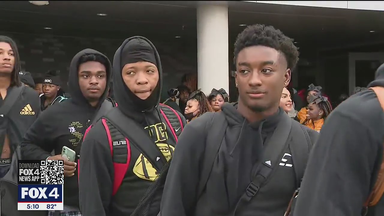 Spirited sendoff by community for South Oak Cliff football team hoping to win state title