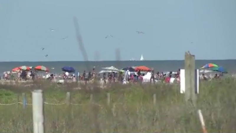 Great weather brings hundreds to Galveston beaches