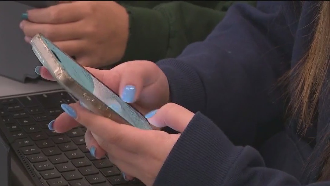 Budget deal includes ban on cellphones in schools