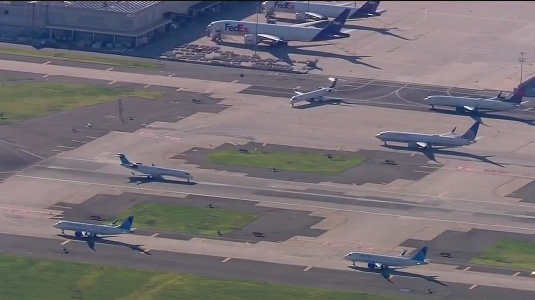 FAA temporarily reducing flights at Newark airport